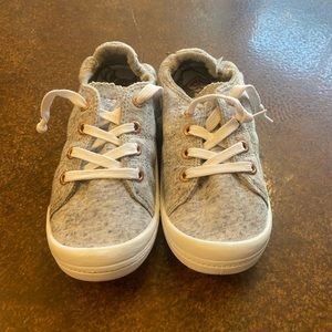 Roxy Juniors Bayshore Lii Low Shoe in size 6.5 US in color gray/white
